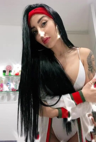 Marcela Reyes (@marce_50) #decote  #sexy  #maiô  #body branco  «Sin botella  me fue mejor ❤️»