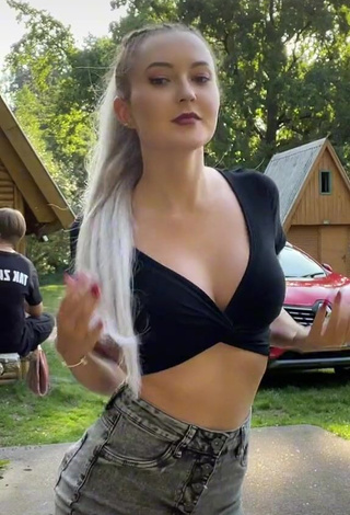 Maru Rosecka (@maru_rosecka) #decote  #cropped  #top preto  #shorts  #shorts jeans  «Jedno video z konceptu Poznáte,...»