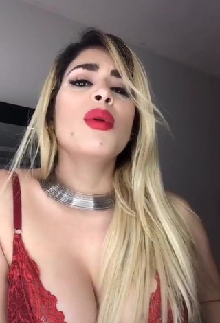 Mayra Jaime Maldonado (@mayrajaimeoficial) #lábios vermelhos  #decote  #peitos grandes  #sutiã  #sutiã de renda  #sutiã vermelho  «Jajjajaa A QUIEN MÁS LE PASÓ»