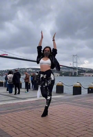 Melodi Ozerdem (@melodiozerdem) #rua  #bunda tremendo  #legging  #sutiã esportivo  #sutiã esportivo branco  «Drone mükemmel olmamış mı...»