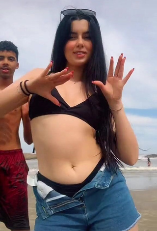 Gabrielle Motta (@mottagabrielle) #praia  #top de biquíni  #top de biquíni preto  #shorts  #shorts jeans  #bunda tremendo  «Do nada um menino no meu vídeo...»