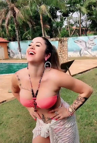 Naiara Coelho (@naiaracoelhooficial) #piscina  #bikini  #biquíni rosa  #peitos grandes  #corpo tatuado  «Tem que aceitar...»