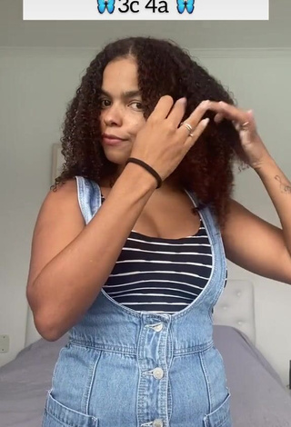 Jeniffer Nascimento (@nascimentojeniffer) #decote  #cropped  #top listrado  «Dia de finalizar os cachos...»