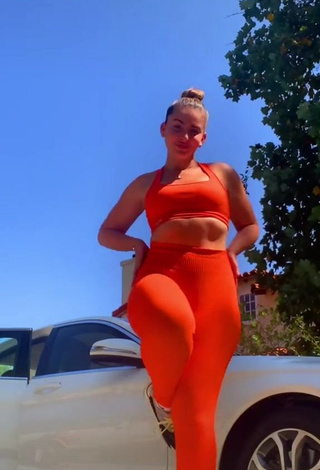 Purplereign77 (@purplereign77) #cropped  #top cropped laranja elétrico  #legging  #legging laranja elétrica  #bunda tremendo  «just bought my first car and I’m...»