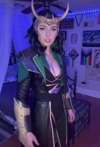 Ari (@raarii) #cosplay  #decote  #sexy  «Thor’s pretty particular about...»