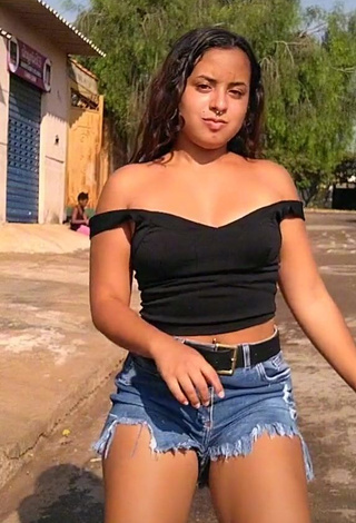 Raquel Toledoh (@raquel_toledoh) #cropped  #top preto  #shorts  #shorts jeans  #piercing no umbigo  #bunda tremendo  «ME SEGUE NO INSTA, LINK NA BIO...»