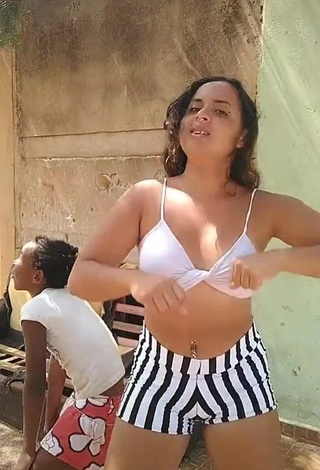 Raquel Toledoh (@raquel_toledoh) #cropped  #top branco  #shorts  #shorts listrados  #piercing no umbigo  #bunda tremendo  «ME SEGUE NO INSTA, LINK NA BIO...»