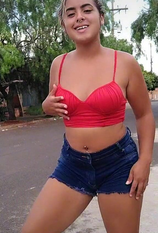 Raquel Toledoh (@raquel_toledoh) #cropped  #top vermelho  #shorts  #shorts jeans  #piercing no umbigo  «VAMO BATER 50K NO INSTA, LINK NA...»