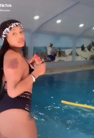 Stefflon Don (@stefflondon) #piscina  #decote  #peitos saltando  #bikini  #biquíni preto  «Home sweet home»