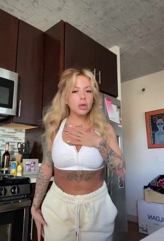 Tay Money (@taymoneyduh) #corpo tatuado  #cropped  #top branco  #calça  #calça branca  «8 days»