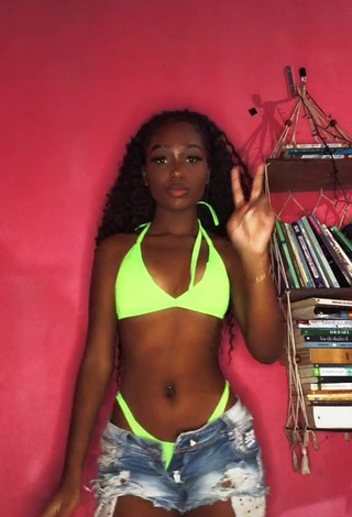 Laiane Rodrigues (@xb4ndida) #bikini  #saia verde limão  #shorts  #shorts jeans  #bunda tremendo 