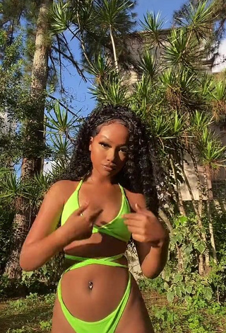 Laiane Rodrigues (@xb4ndida) #piercing no umbigo  #bikini  #biquíni verde limão  #bunda tremendo 