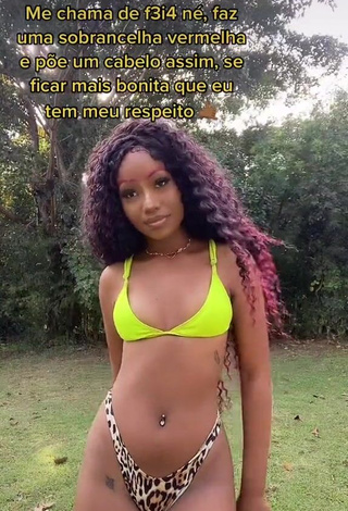 Laiane Rodrigues (@xb4ndida) #piercing no umbigo  #bikini  #top de biquíni amarelo  #parte de baixo do biquíni leopardo  #calcinha 