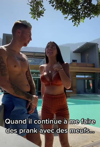 Ydrissia️ (@ydrissia) #piscina  #top de biquíni  #top de biquíni marrom  #shorts  #shorts marrons  #decote  «Va falloir arrêter les pranks...»