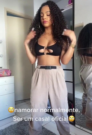 Ziane Martins (@zianemartins) #top de biquíni  #top de biquíni preto  #decote  #abaixo do peito  #calça  #calça cinza  #bunda tremendo  #peitos saltando 